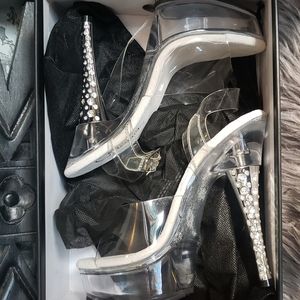 NWT pleasers stilettos size 6